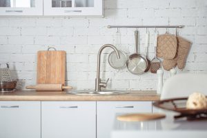organisation-maison-5-choses-a-organiser-dans-la-cuisine-inspiration-cuisine-blanche-bois-maman-organisation