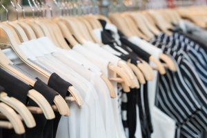 organisation-maison-dressing-comment-organiser-et-desencombrer-sa-garde-robe-maman-organisation